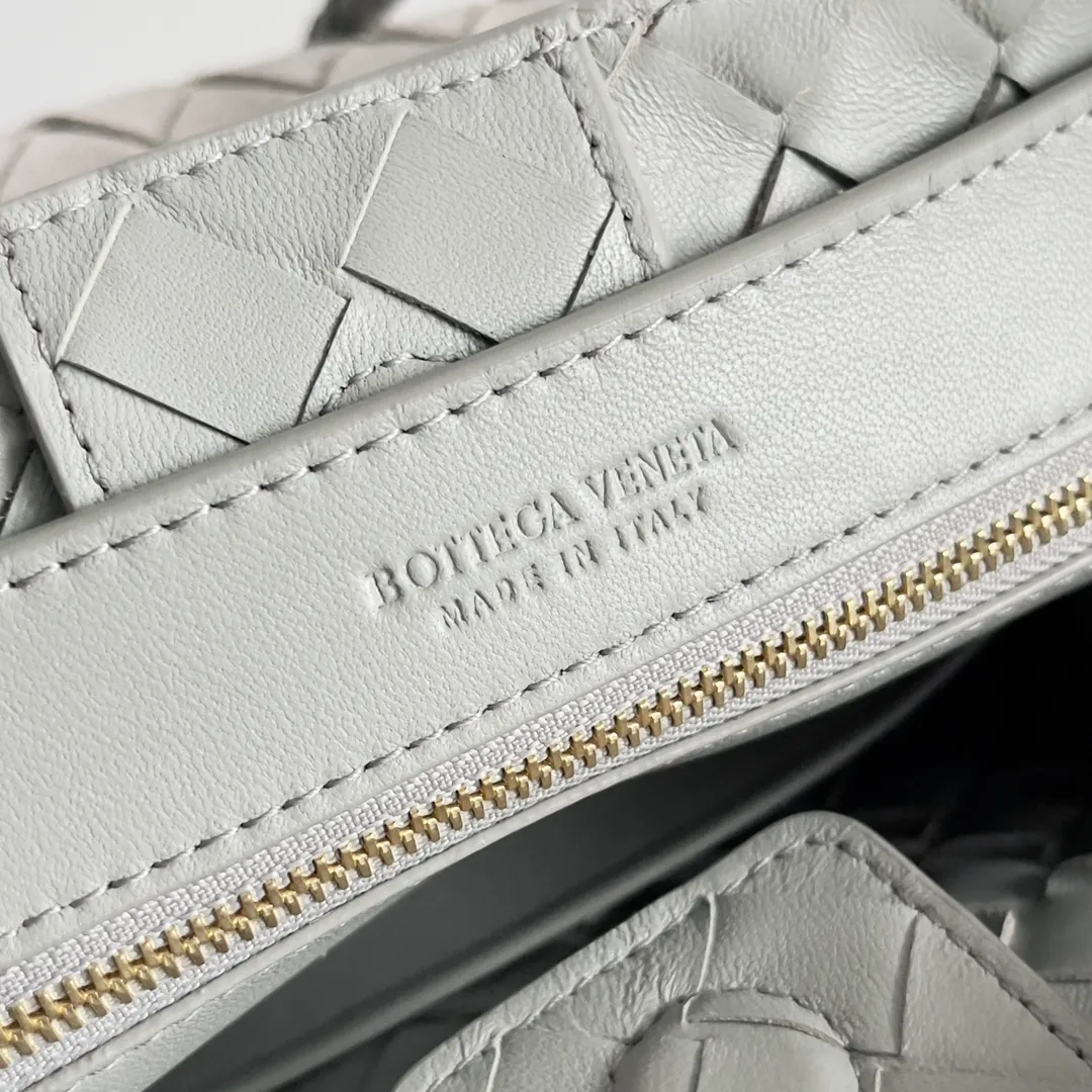 The 2023 new Andiamo batch of 1860 BV has been shipped‼ ️Really popular🔥The new Andiamo woven handbag launched by Bottega Veneta this season is really popular all over the world! ! Celebrities at home and abroad have worn it, and Oscar-winning actress Michelle Yeoh has taken it out on the street. Song Jia, Trai Yara, Yu Feihong, Sanji Ayaka, Rosie Hunting-Whiteley, Yoshioka Riho, etc. have all picked up this bag. It is classic and versatile, showing off its temperament, and the bag capacity is also large, which is very convenient for daily commuting! ! A variety of carrying methods, the shoulder straps can be adjusted by yourself, the original lambskin feels soft and delicate, and the neutral style is made to break gender boundaries and bring a more practical and longer-lasting use experience. Andiamo, which has both elegant and casual styles, perfectly interprets the true appearance of "fashionable old money style". Style number: 743568 (suede) Size: 25*22*10.5cm